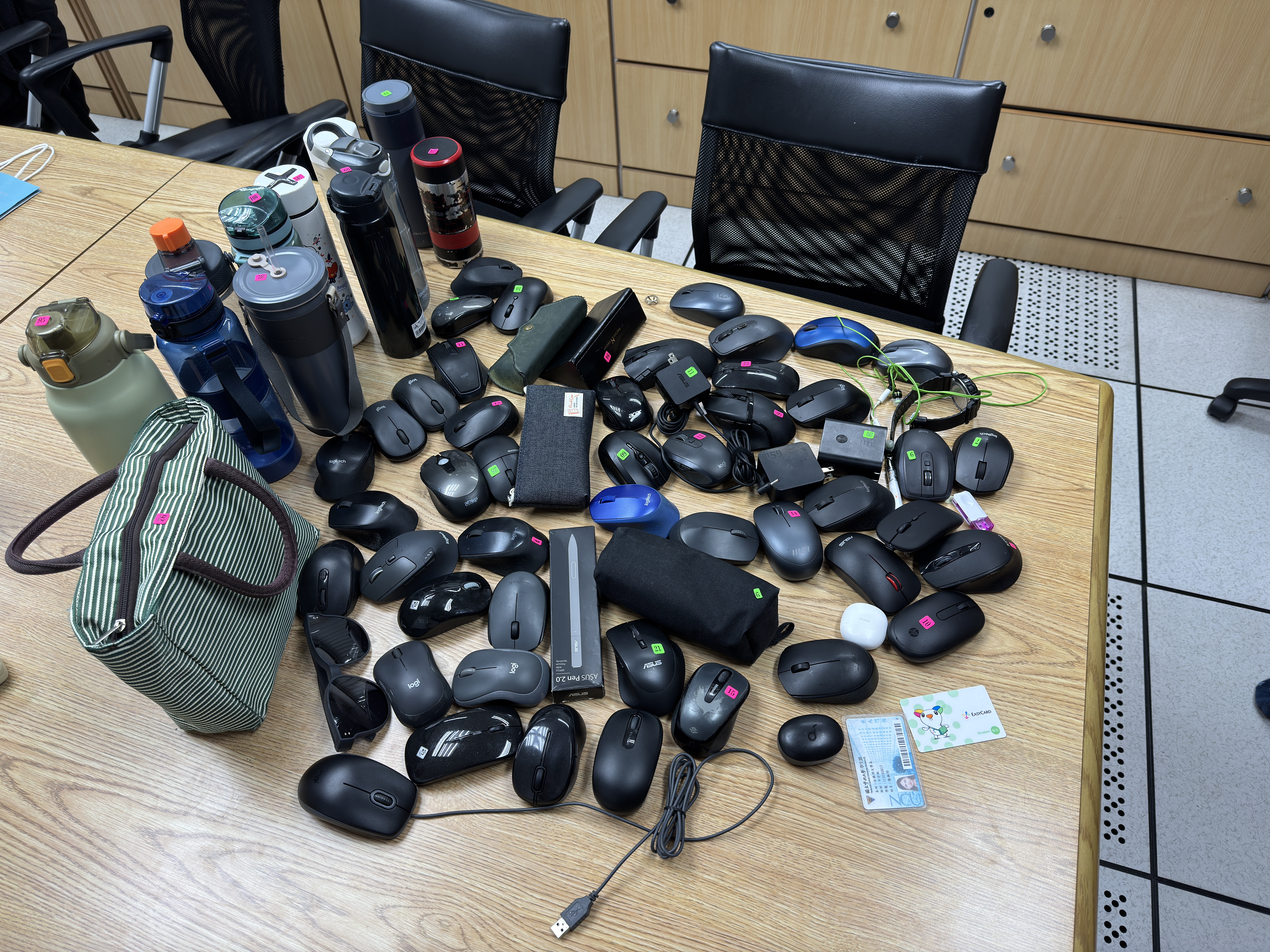 20251205存於管院電算中心遺失物照片